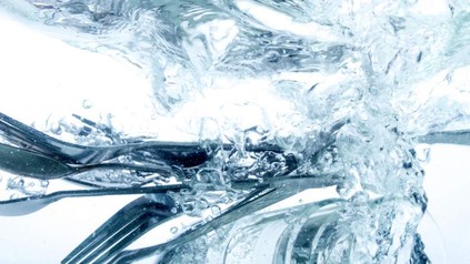 Geschirr fällt in Wasser