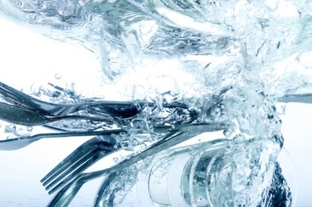 Geschirr fällt in Wasser