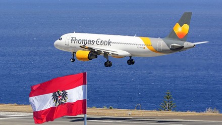 Ein Thomas Cook Flugzeug hinter einer österreichischen Flagge