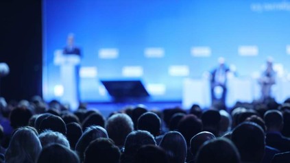 Ein Symposium mit Bühne und Zuschauerreihen