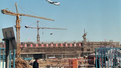 Flugzeug fliegt über Baustelle Flughafen Seestern
