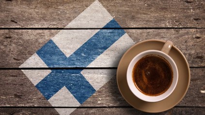 Finnland Flagge und Kaffee auf Tisch