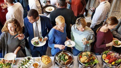 Menschen an Buffet