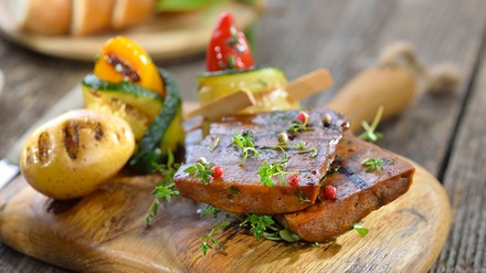 Ein Fleischersatzprodukt auf einem Teller