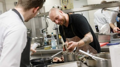 Henrik Jyrk bei der Arbeit mit Pfannen und Töpfen