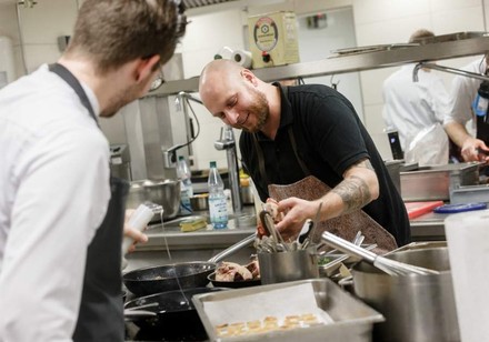 Henrik Jyrk bei der Arbeit mit Pfannen und Töpfen