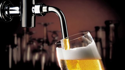 Ein Bier wird gezapft