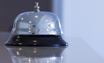 Eine Glocke an einer Hotelrezeption