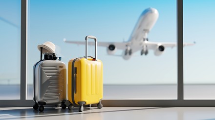 Ein Koffer auf einem Flughafen