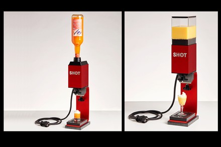 Ein Gerät, unter dem ein gefülltes Likörglas steht.