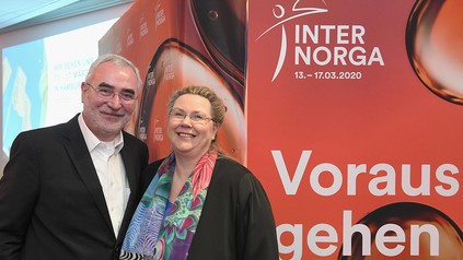 Ein Mann und eine Frau vor einer Fotowand mit Audruck "Internorga 2020"