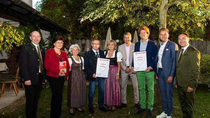 Eine Gruppe Menschen mit Urkunden in den Händen