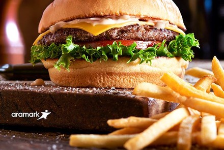 Burger mit Pommes aramark