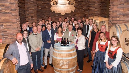 Die Bierwirte des Jahres versammelt um ein Bierfass mit Stiegl Logo