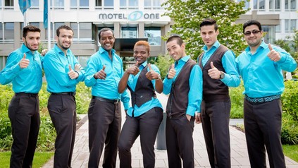 Eine Gruppe junger Menschen in der Ausbildung bei MotelOne