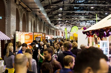 Viele Menschen zwischen Messeständen auf der VeggieWorld