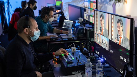 Männer mit Masken sitzen vor Monitoren, hinter den Kulissen bei der Messe INTERGASTRA digital