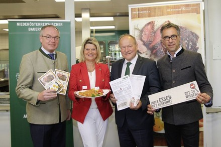 Hermann Schultes, Klaudia Tanner, Stephan Pernkopf und Georg Strasser bei der Unterschriftenaktion
