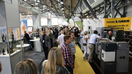 Besucher der FAFGA vor Messeständen