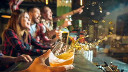 Gäste in einer Kneipe