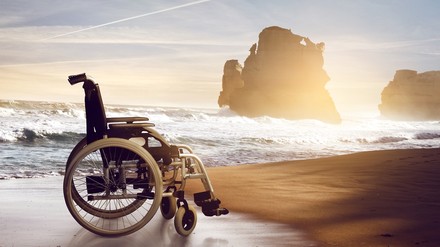 Ein Rollstuhl am Strand