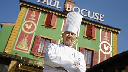 Paul Bocuse vor seinem Restaurant