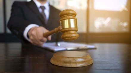 Ein Richter mit einem Richterhammer