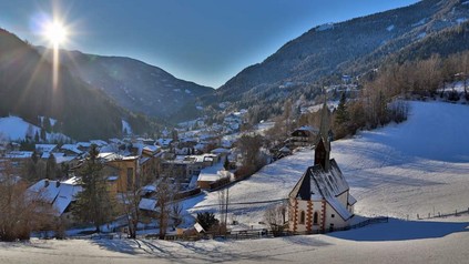 Ein verschneites Dorf in den Alpen