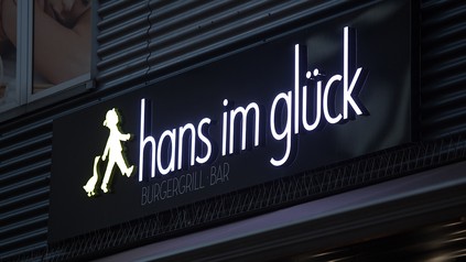 Leuchtreklame der Burger-Kette Hans im Glück