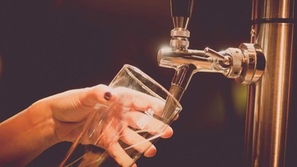 Wirtin zapft Bier ab