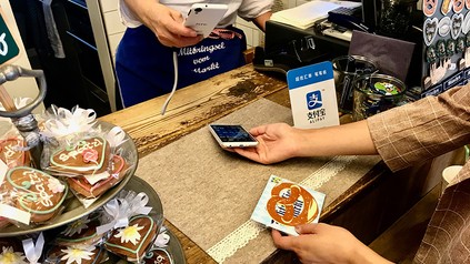 Ein Kunde bezahlt per Smartphone