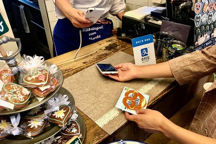 Ein Kunde bezahlt per Smartphone