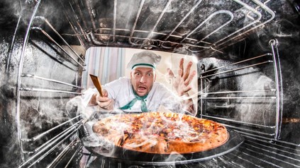 Koch sieht in Pizzaofen