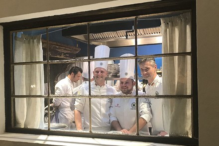 Köche, die glücklich aus dem Fenster schauen