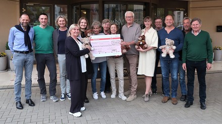 Spendenscheck in Höhe von 15.000 Euro