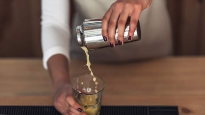 Hände, die einen Drink mixen