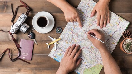 Eine Familie bei der Reiseplanung