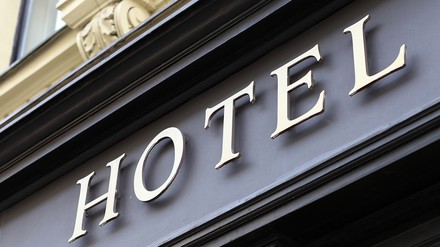 Schriftzug „Hotel“ auf einer Hausfassade