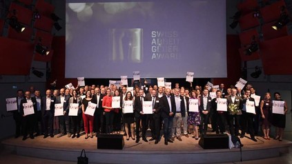 Eine Gruppe Menschen auf der Bühne bei der Preisverleihung