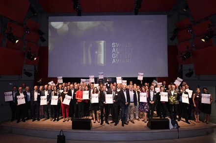 Eine Gruppe Menschen auf der Bühne bei der Preisverleihung