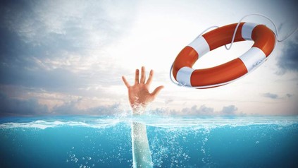 Rettungsring wird ertrinkender Person zugeworfen