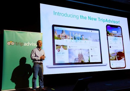 Ein Referent vor einer Leinwand, der den Trip Advisor vorstellt