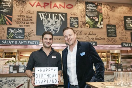 Generalmanager des Outlets Theobaldgasse, Mario Uxa und der GF Vapiano Österreich, Philipp Zinggl
