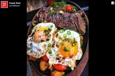 Pfanne mit Eiern und Fleisch