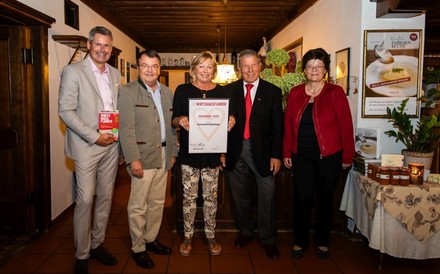 Klaus Egle, Willi Klinger, Adi und Hans Melcher und Renate Wagner-Wittula bei der Gewinnübergabe