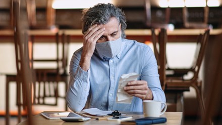 Frustrierter Gastronom am Tisch