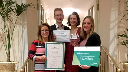 Antje Sakreida, Matthias Schluff, Hannah Bolch und Denise Trebes freuen sich über die Urkunden