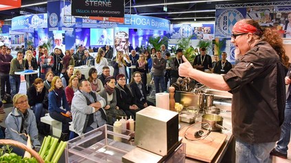 Ein Koch demonstriert sein Können auf der Messe HOGA 2019