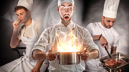 Drei Köche mit Zigarette, brennendem Topf und einem Braten in der Hand