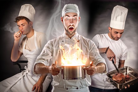 Drei Köche mit Zigarette, brennendem Topf und einem Braten in der Hand